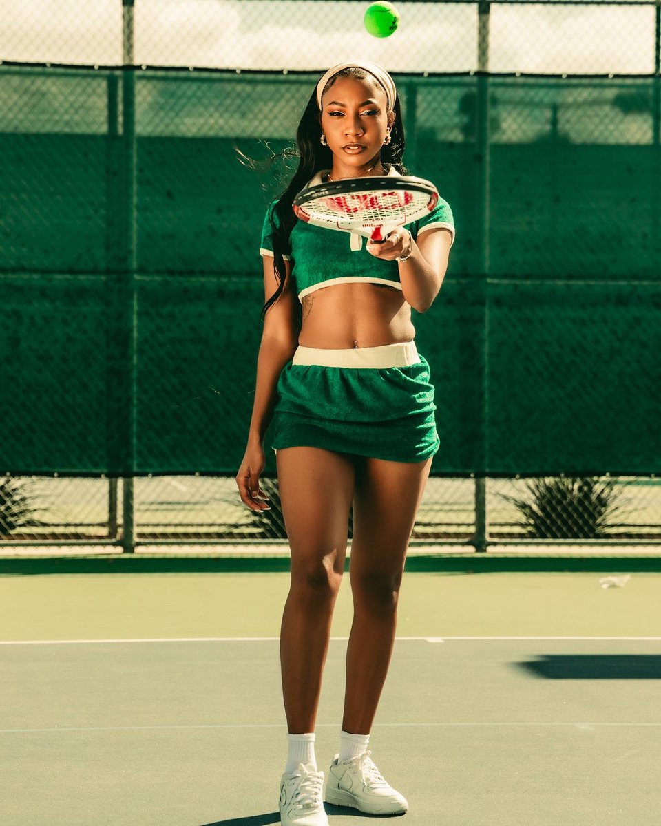 HelloCharleee's tweet photo. My new single “Passion” drops this month angels!💚🎾 #CharleesAngels https://t.co/N0BUaqRie5