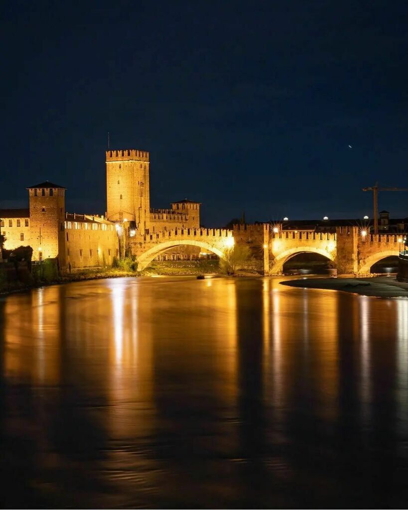 #repost @mac_one1975

👏🏻👏🏻👏🏻👏🏻

Silence please.
Ogni volta contemplo l’incantevole silenzio di una cornice romanticamente pittorica.
Verona, Ponte Vittoria, 23:06

Grazie a Vincenzo per aver condiviso con noi questo splendido scatto di Verona ♥️

<a href="/igers/">igers</a>.verona <a href="/igersitalia/">IgersItalia®</a> @…