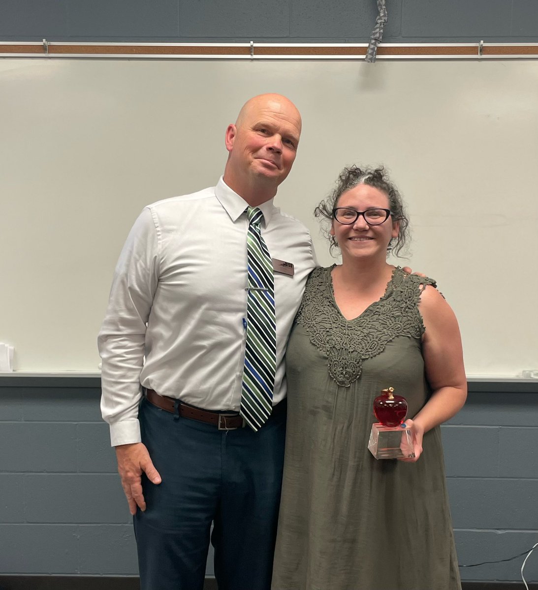 LBlackstock36's tweet photo. Help us congratulate our next #EssentialEducator #SpotlightAward recipient, Katie Kilburn @AlwaysExporter π Ms. Kilburn utilizes data-driven instruction, is a #PLCleader and is always willing to learn new #instructionalstrategies to help her Ss! Congrats Ms. Kilburn! #BISDpride https://t.co/dh1TVjU9tC