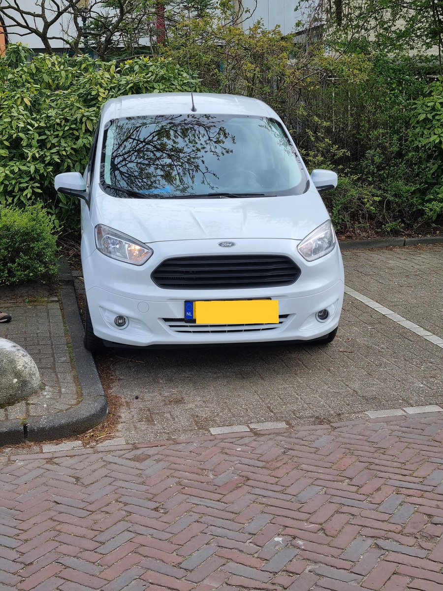 andy_dekkers's tweet photo. Betonblok over het hoofd gezien met wegrijden in Leiden. Zonder meer schade er vanaf kunnen halen. Na controle voertuig kon meneer zelfstandig naar de garage rijden.👷‍♂️👷‍♂️ https://t.co/QvMd2N36Nn