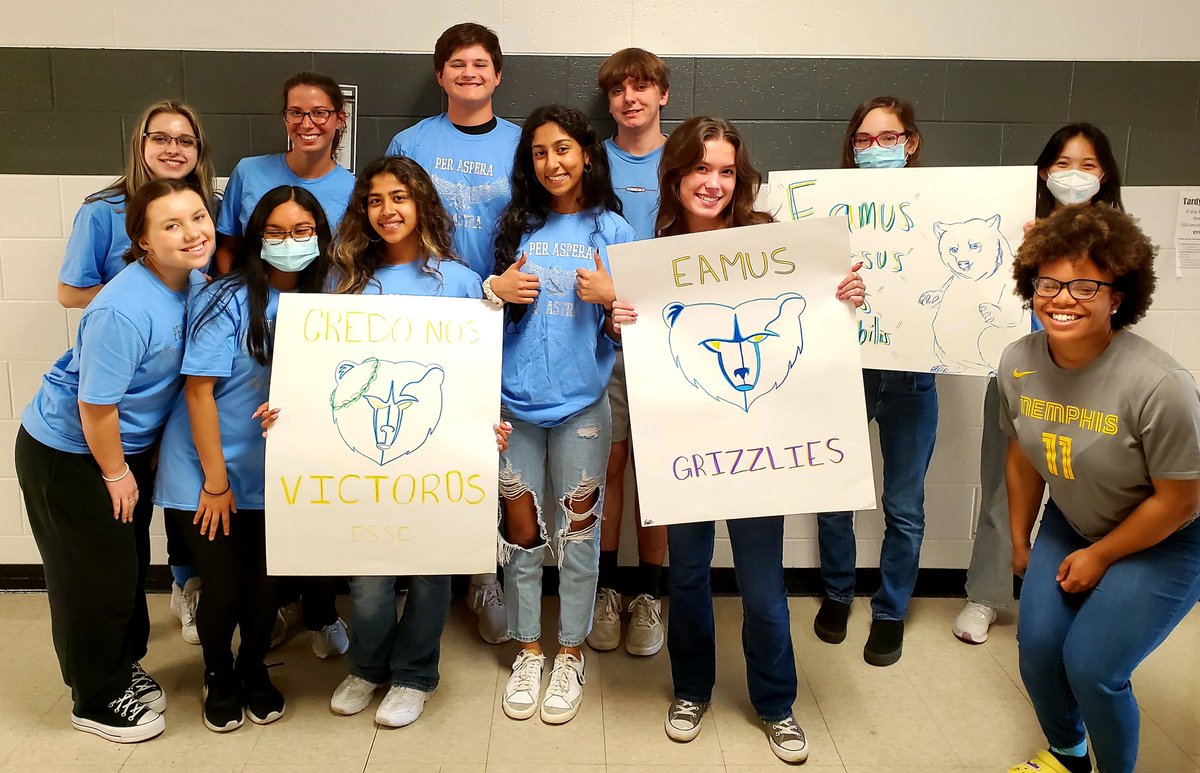 feroxfemina's tweet photo. @hhslatin scholars combined a grammar review with #grizzspirit to celebrate our @memgrizz advancing to the playoffs! #lovemyscholars #sgod #houstonishome #tjcl #teachgmsd #thegmsdconnection @houstonhighGMSD https://t.co/jBXLz0rer0