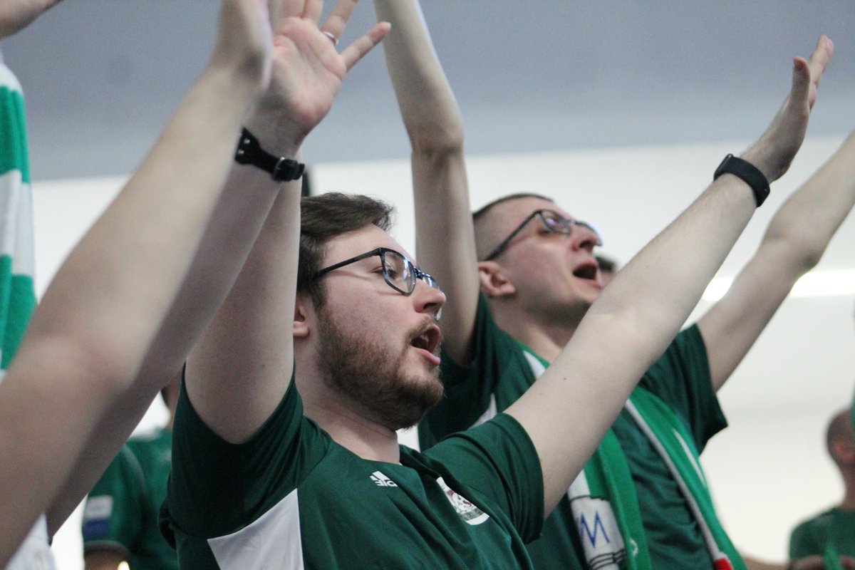 azs_olsztyn's tweet photo. Dziękujemy naszym Kibicom @SSPS_AZS za doping w Bełchatowie - byliście wspaniali 
💚 https://t.co/O8UuuqZZ3i