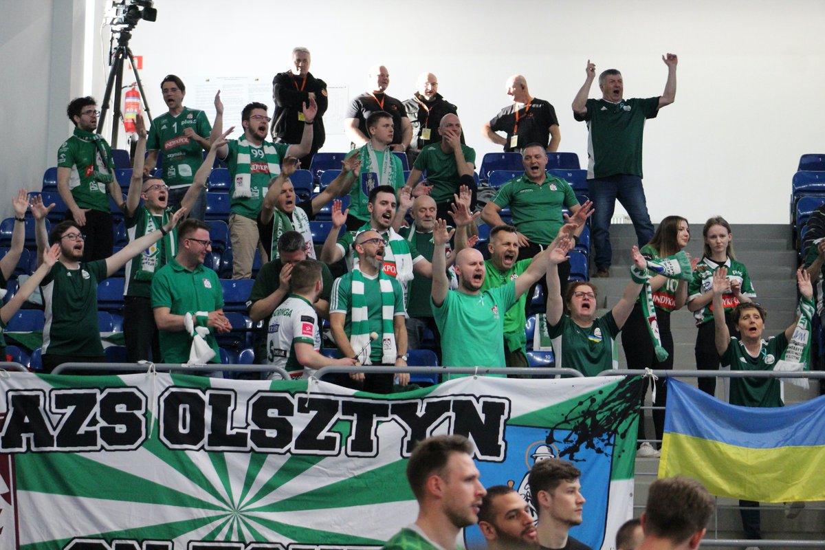 azs_olsztyn's tweet photo. Dziękujemy naszym Kibicom @SSPS_AZS za doping w Bełchatowie - byliście wspaniali 
💚 https://t.co/O8UuuqZZ3i
