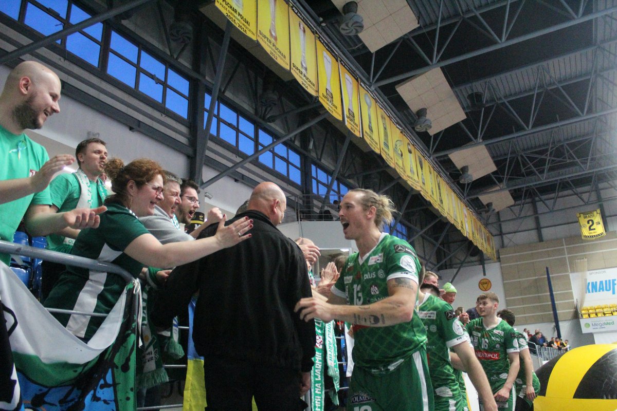 azs_olsztyn's tweet photo. Dziękujemy naszym Kibicom @SSPS_AZS za doping w Bełchatowie - byliście wspaniali 
💚 https://t.co/O8UuuqZZ3i