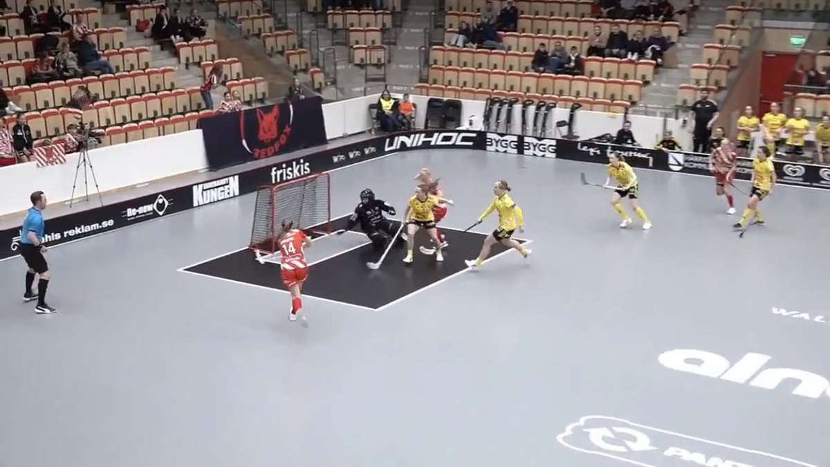 A_Borgstrom's tweet photo. Ingen gör så många mål men får så få rubriker som Klara Loneberg. Det här är det viktigaste målet hittills denna säsong. Bara sekunder efter en ribbträff för Endre. #SSLse https://t.co/sXnPIKXT5F