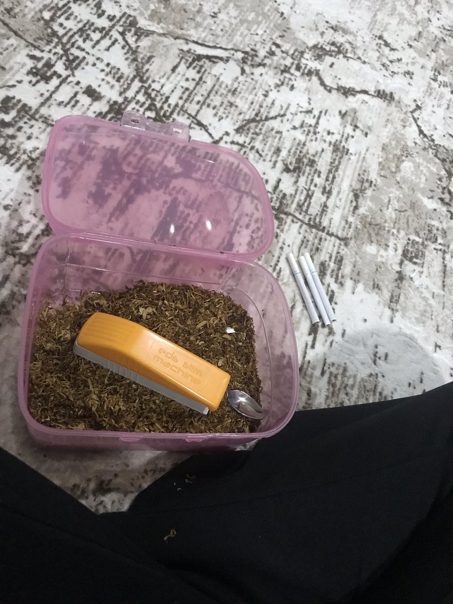 Orda burda götünü elleten kızlara evde tütün saran kızları değiştiler :)