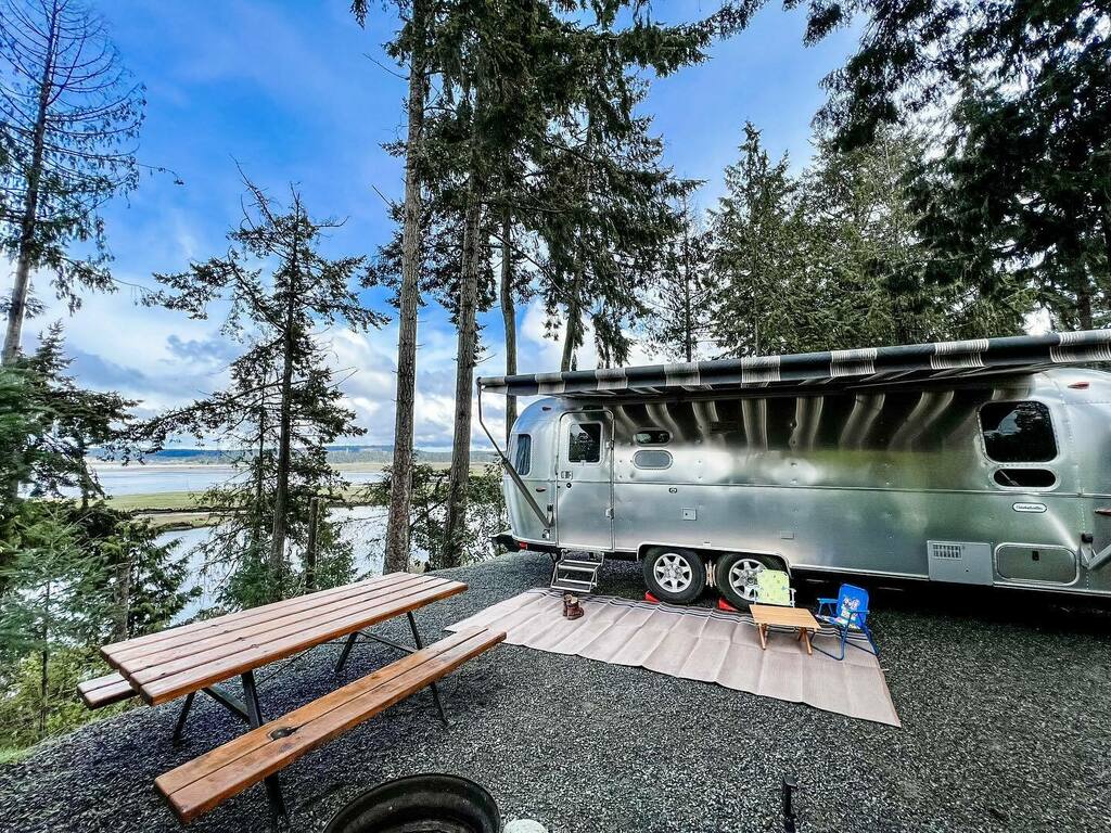 Qualitydaydream's tweet photo. Currently camping 🤍
Spring break road trip to Tofino, British Columbia 🇨🇦 
More photos coming soon. 
#airstream #globetrotter #tofino #tofinobc #nanimo https://t.co/dO157xB2Te https://t.co/wXR17n4vjS