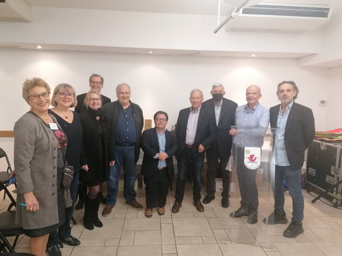 pierredeniziot's tweet photo. Passage à la salle du Parchamp pour saluer l'équipe du @RotaryFR CLUB de #BoulogneBillancourt qui préparait une grande vente aux enchères de vins au profit de #Visitatio (accompagnement à domicile des personnes en fin de vie).
🙏 Merci d'avoir choisi cette belle cause! https://t.co/VLiedNiMGS