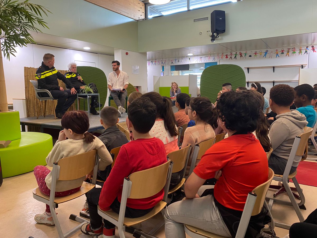 Met <a href="/WA_Arnhemsbroek/">Wijkagent Henk Westerhof</a> een lesuurtje mogen verzorgen op de Paulusschool in het #Broek. Er werden veel goede vragen gesteld. Van beide kanten erg leuk dit te doen.