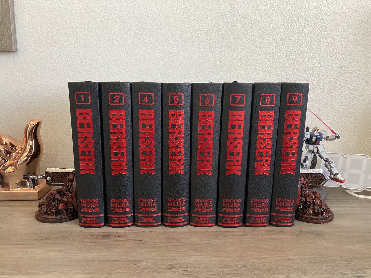 AgingOtakus's tweet photo. What 32 lbs of Berserk looks like https://t.co/g0r3PviBYJ