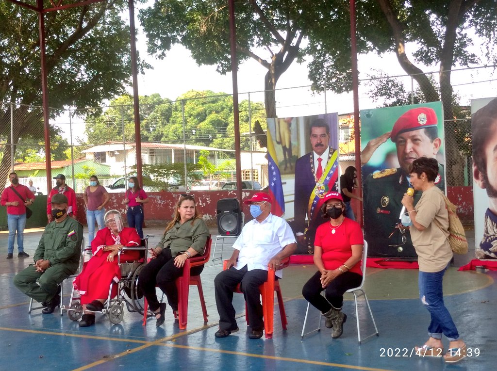 LindolfoCamach2's tweet photo. #12Abril #Barinas en Conversatorio recordar es vivir cada 11 tiene su 13 el pueblo  consiente pide queremos a Chávez carajo.
@NicolasMaduro @irisvarela
@zulaypsuv @jaarreaza #12ARenace https://t.co/x86Nl97PGf
