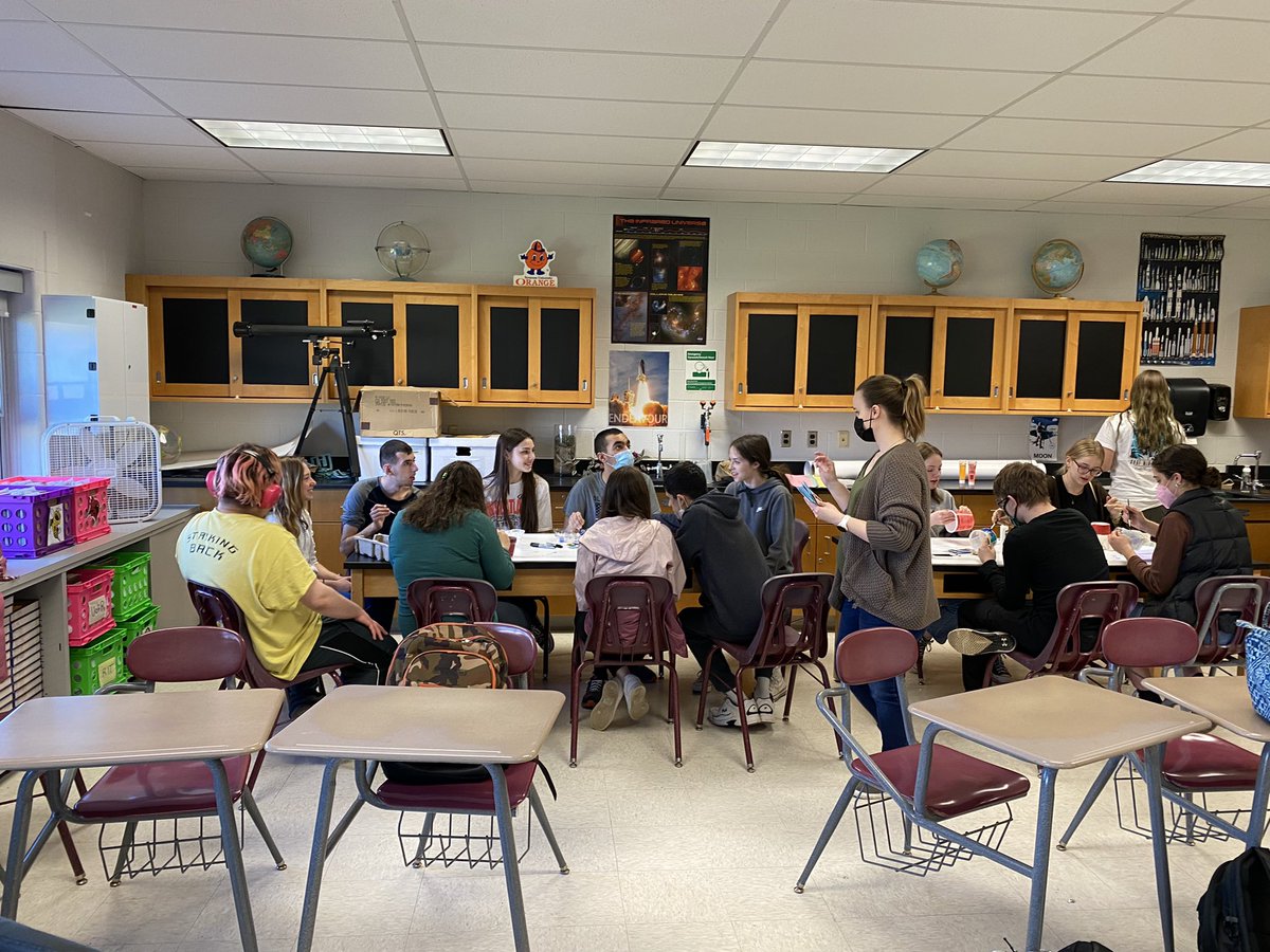 PeggyGr58035430's tweet photo. Best Buddies and Earth Club partnering together to celebrate Earth Week!  #recycling @ThomasTitans @BestBuddiesNY https://t.co/QfqVHr0Q5u