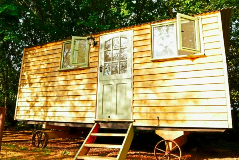 muddyleicsrut's tweet photo. They say the best things comes in small packages, case in point this adorable converted shepherd's hut in a gorgeous #Leicestershire lakeside spot. Check out Muddy's review 

https://t.co/prPY4GLgYp #glamping  #shepherdshut @purplebadger2 https://t.co/HLDpnz4gvy