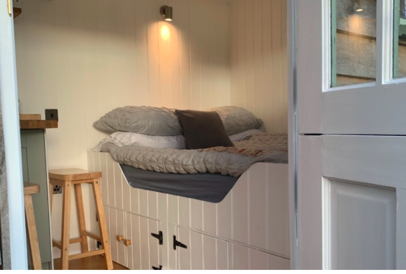 muddyleicsrut's tweet photo. They say the best things comes in small packages, case in point this adorable converted shepherd's hut in a gorgeous #Leicestershire lakeside spot. Check out Muddy's review 

https://t.co/prPY4GLgYp #glamping  #shepherdshut @purplebadger2 https://t.co/HLDpnz4gvy