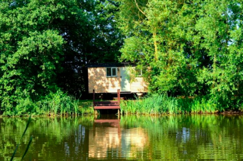 muddyleicsrut's tweet photo. They say the best things comes in small packages, case in point this adorable converted shepherd's hut in a gorgeous #Leicestershire lakeside spot. Check out Muddy's review 

https://t.co/prPY4GLgYp #glamping  #shepherdshut @purplebadger2 https://t.co/HLDpnz4gvy