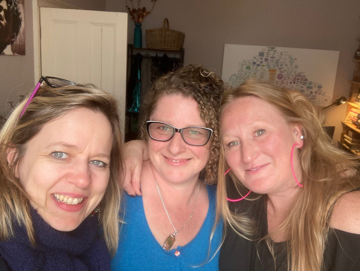 lnmackenzie1's tweet image. More middle aged women lunching without a permission slip. Drinking champagne, eating macaroons and Expressing Opinions. @janeclarejones @HanoverHussy