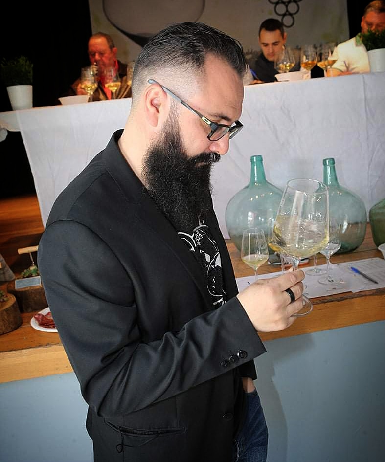 JesusPilar79's tweet photo. #winemoments #timetotaste #AlLio en busca del mejor #verdejo cosechero en el III Certamen de vinos cosecheros de #Pozaldez https://t.co/CK8FMdqkFr