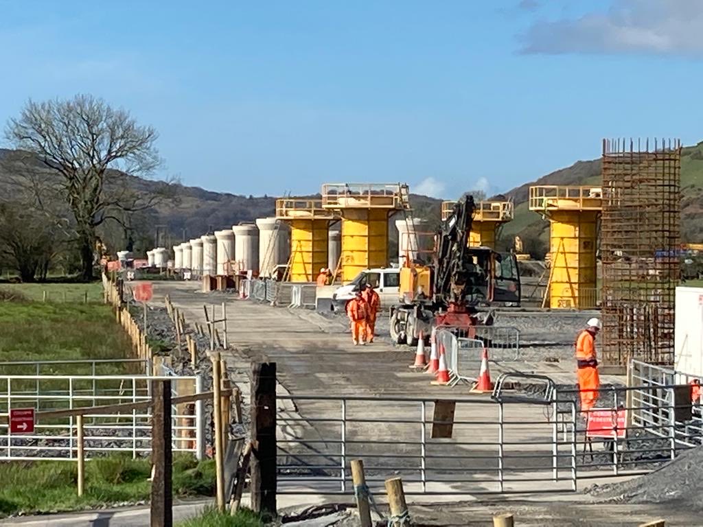 Columns progressing well, great Team effort ⁦⁦<a href="/AlunGriffiths_/">Griffiths</a>⁩  ⁦<a href="/RBettsConstruct/">R Betts Construction</a>⁩ looking forward to the beam launch, keep the good work going