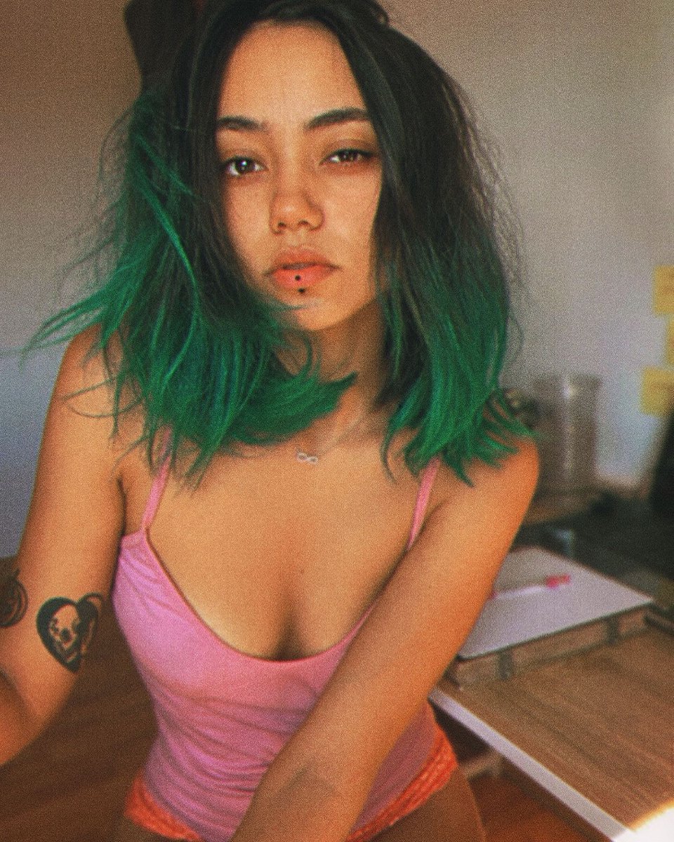 manicpanicnyc's tweet photo. This green hair is giving me all good vibesss π Comment your favorite Manic Panic green!
(IG: thedre4my )
#manicpanicnyc #manicpanicpro #manicpanic #greenhair #green #greenhairdye #shorthair #ombre #greenombre #favcolors #brighthair #bright https://t.co/81KVh1DTZS