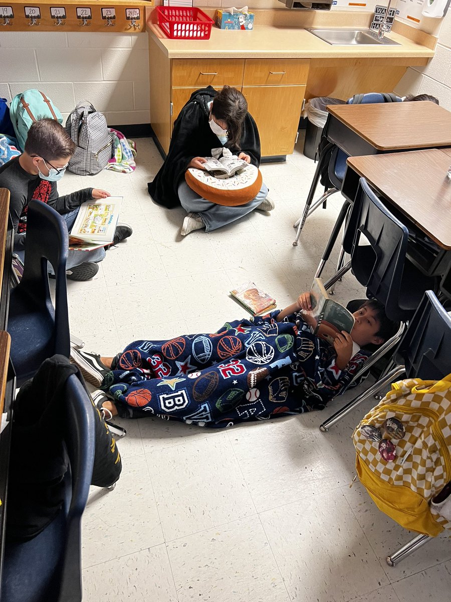 Burton5th's tweet photo. The kids had fun reading today.  #dropeverythingandread. @nisdelemelar @TurkReads https://t.co/TwSZd5QpPv