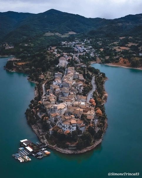 小さな街は、湖に突き出しています🧐 📌コッレ・ディ・トーラ @italia from @visit_lazio 📸https://t.co/3eSImlvoak