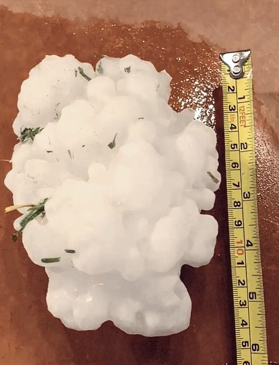Grêlons géants au #Texas ces dernières heures, jusqu'à 14 cm de diamètre pour certains. 
