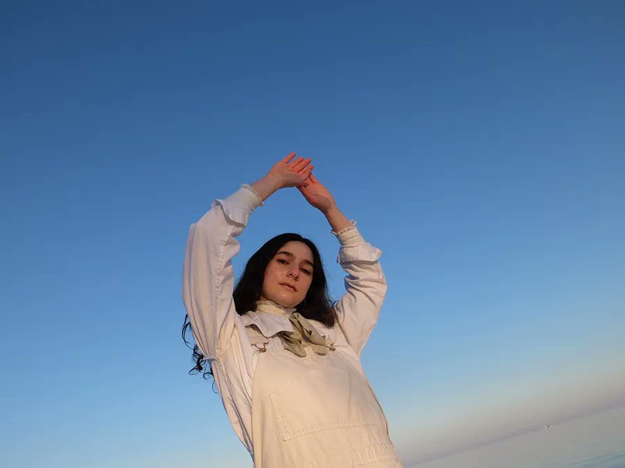 Chicago_Reader's tweet photo. Chicago vocalist and multi-instrumentalist #DevinShaffer brings her atmospheric, every-wandering sound studies to @theemptybottle stage on 4/13. https://t.co/L9AZ6MBMx5 https://t.co/Arbxr77Gug