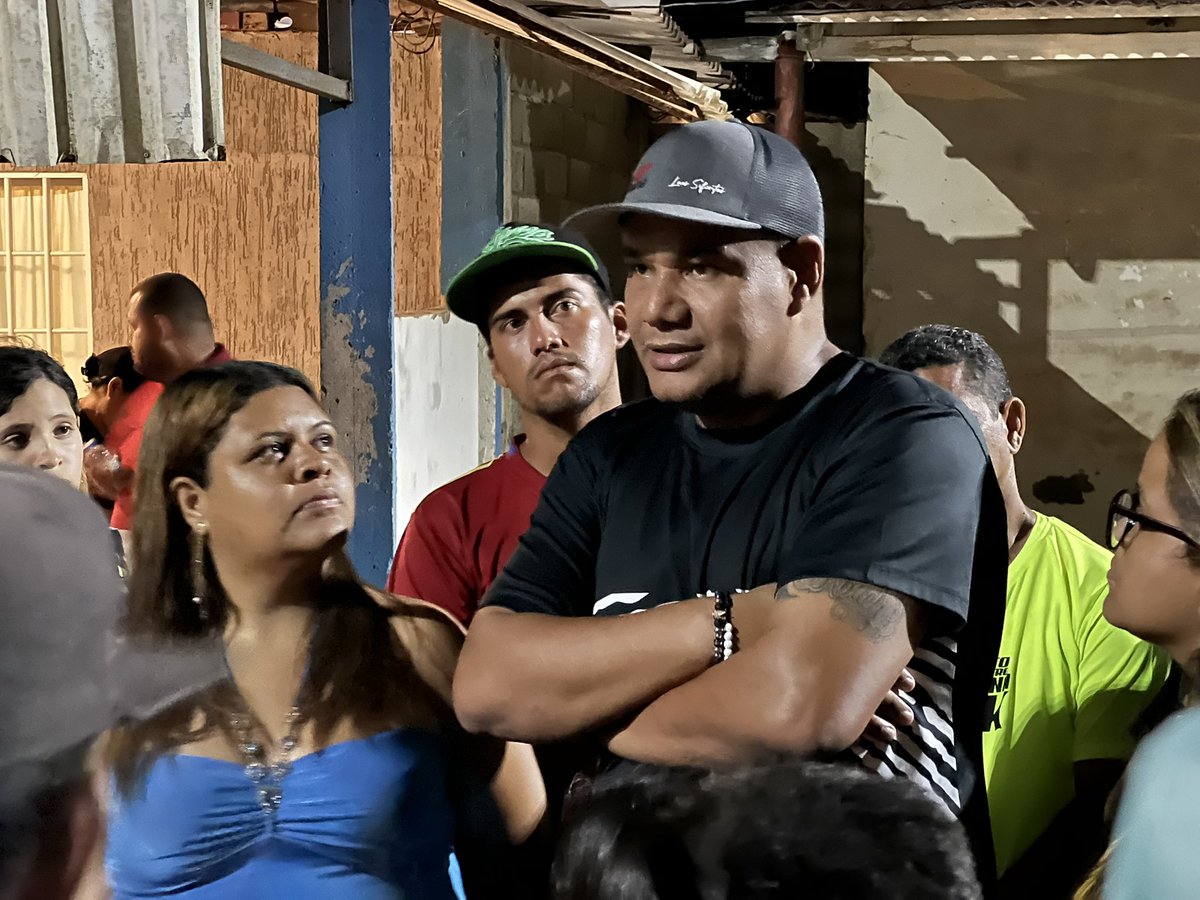 YO❤️CUMANÁ 
Cómo les había comentado, el Plan “Cumaná se ilumina” llegó a la Comunidad Turística “El Peñón” y así vamos, POR AHORA. Gracias Presidente <a href="/NicolasMaduro/">Nicolás Maduro</a> por todo su apoyo. 
#12ARenace 
<a href="/dcabellor/">Diosdado Cabello R</a> <a href="/HectoRodriguez/">Héctor Rodríguez C.</a> <a href="/nicmaduroguerra/">Nicolas Maduro Guerra</a> <a href="/NestorLReverol/">Néstor Reverol</a>