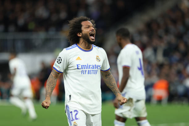 AdriRM33's tweet photo. Entró en el segundo tiempo le dejó el brazalete de capitán a Karim Benzema y defendió este escudo hasta el último minuto.

♥️ Siempre serás de los nuestros @marcelom12 https://t.co/O3oQLo8ph1