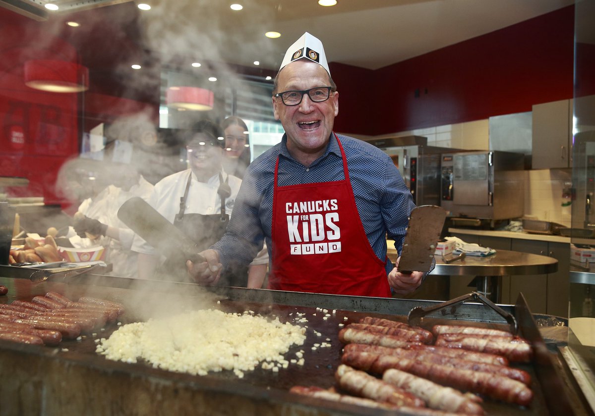 #Canucks legend Stan Smyl serving up 🌭 over at Steamer’s in sec 120!

Partial proceeds from every hot dog sold go to <a href="/Canucksforkids/">Canucks For Kids Fund</a>!