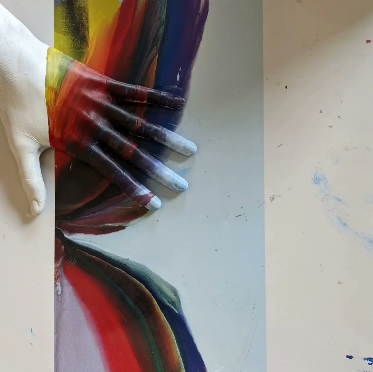 spw_arts's tweet photo. Painting class-
.
After lots of color mixing practice and watching @liubolinart 's Ted talk, students are challenged to paint their hand to camouflage against a large art print or part of the classroom
WTG guys! 🙌 https://t.co/mBHZYEKnoO