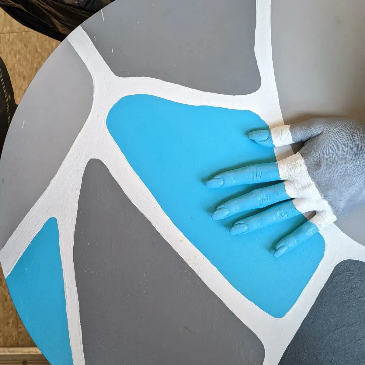 spw_arts's tweet photo. Painting class-
.
After lots of color mixing practice and watching @liubolinart 's Ted talk, students are challenged to paint their hand to camouflage against a large art print or part of the classroom
WTG guys! 🙌 https://t.co/mBHZYEKnoO