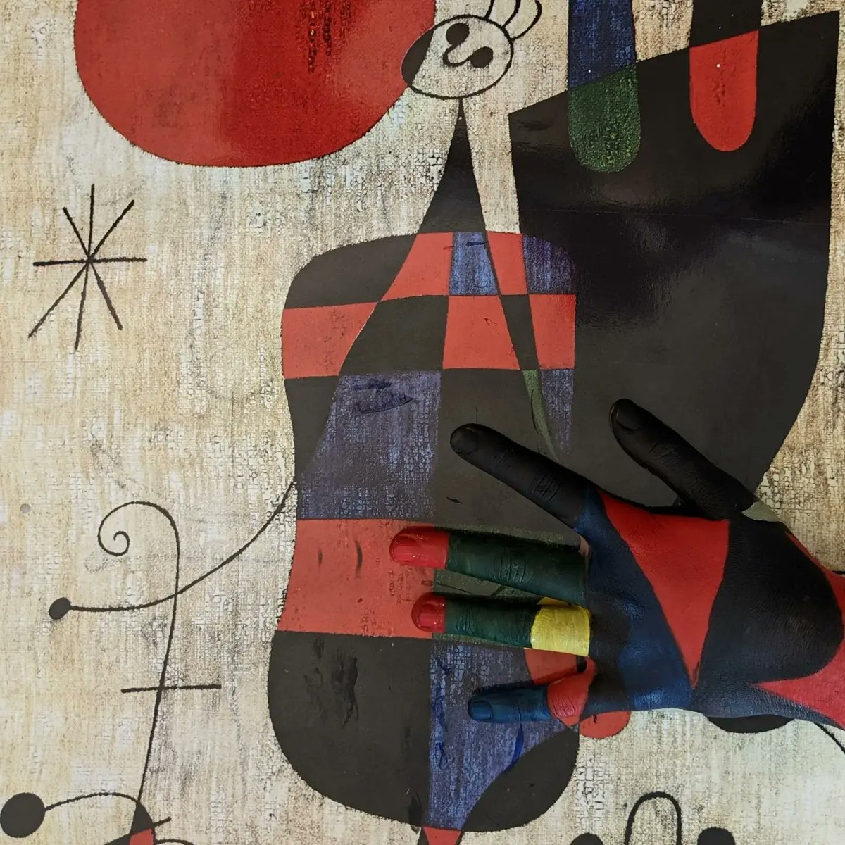 spw_arts's tweet photo. Painting class-
.
After lots of color mixing practice and watching @liubolinart 's Ted talk, students are challenged to paint their hand to camouflage against a large art print or part of the classroom
WTG guys! 🙌 https://t.co/mBHZYEKnoO