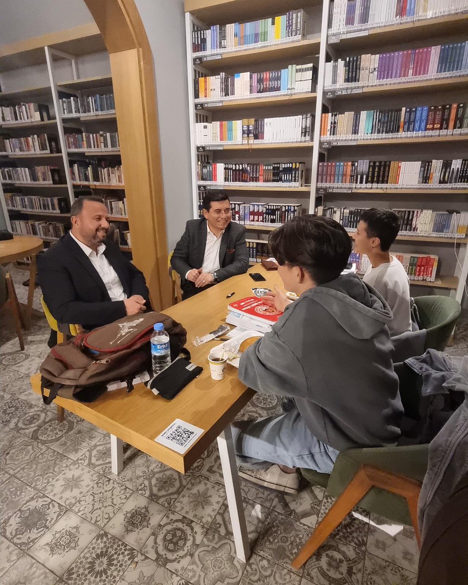 HTutuncu's tweet photo. Birlikte başardığımız eserlerimizin sevincini şimdi gençlerle paylaşma vakti.. Zaman sahur, mekan Cemil Meriç Kütüphanesi.. İbrahim Ethem Başkanımla Atilla Başkanıma bu güzel dakikalara kattıkları değer için gönülden teşekkürlerimle.. https://t.co/JsU3hZPODP