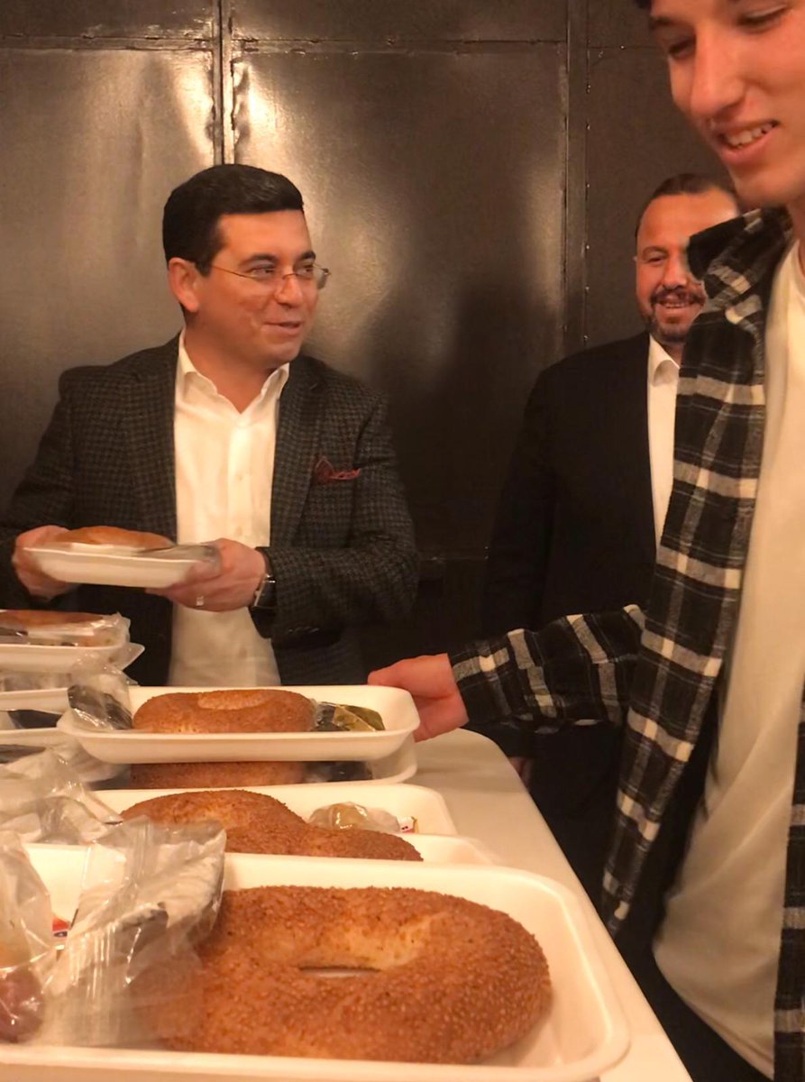 HTutuncu's tweet photo. Birlikte başardığımız eserlerimizin sevincini şimdi gençlerle paylaşma vakti.. Zaman sahur, mekan Cemil Meriç Kütüphanesi.. İbrahim Ethem Başkanımla Atilla Başkanıma bu güzel dakikalara kattıkları değer için gönülden teşekkürlerimle.. https://t.co/JsU3hZPODP