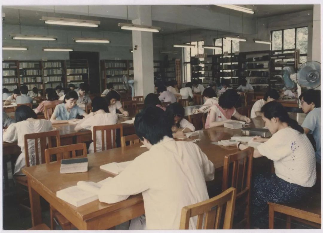 IBSBFSU's tweet photo. Morning! Many of #BFSUers are preparing sorts of quizzes, exams and competitions in the library, which has always been the busiest place on campus. In the old library, all the seats were taken by our seniors who were busy with their study.
#bfsu #ibsbfsu #北外 #studyinchina https://t.co/PfdfE6f9bB