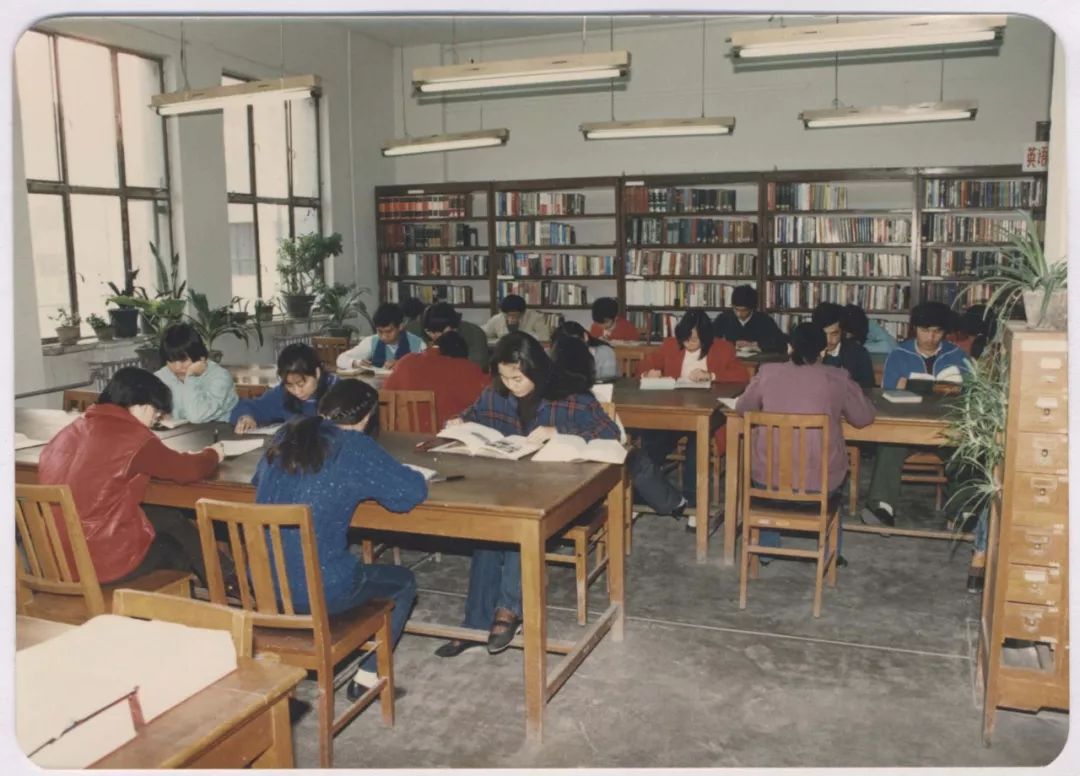 IBSBFSU's tweet photo. Morning! Many of #BFSUers are preparing sorts of quizzes, exams and competitions in the library, which has always been the busiest place on campus. In the old library, all the seats were taken by our seniors who were busy with their study.
#bfsu #ibsbfsu #北外 #studyinchina https://t.co/PfdfE6f9bB