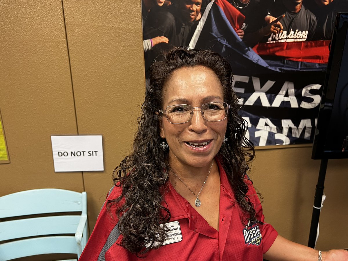 mickeyholt's tweet photo. If you need anything at the ballpark tonight go check out Maria’s Hair in the Great Clips Customer Convenience Center!!  #GreatClipsGreatCuts https://t.co/e96LhlAqnv