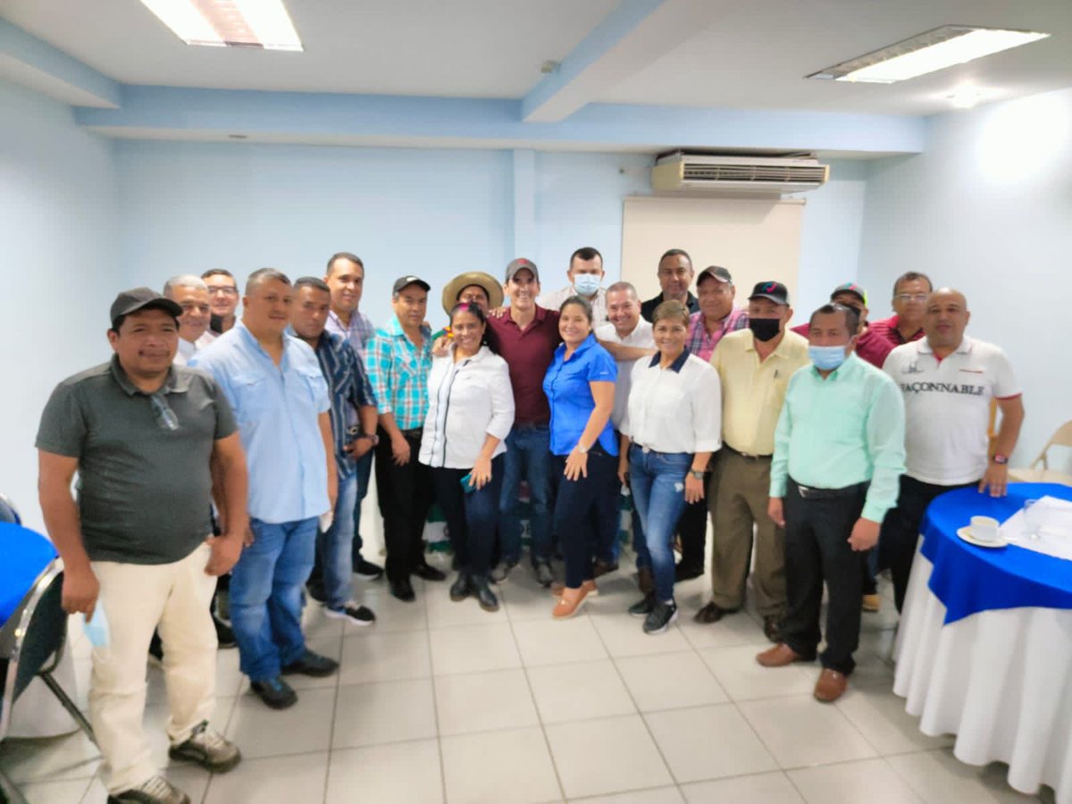 romuloroux's tweet photo. En nuestro segundo conversatorio hoy con los honorables representantes de la provincia de Chiriquí. Gracias por el apoyo a nuestro proyecto presidencial que busca llevar a CD a la presidencia en 2024 para hacer las cosas bien. https://t.co/Mke0f17kui