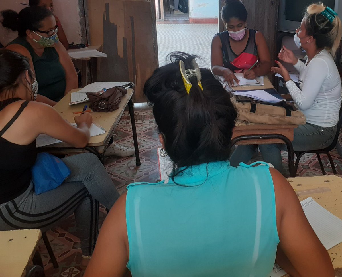 La psicopedagoga de nuestra Institución Educativa EP Cmdte Manuel Fajardo Rivero desarrollando un Taller Metodológico de capacitación a educadores sobre el proyecto educativo de grupo.
<a href="/EpFajardo/">EP Comandante Manuel Fajardo Rivero</a>