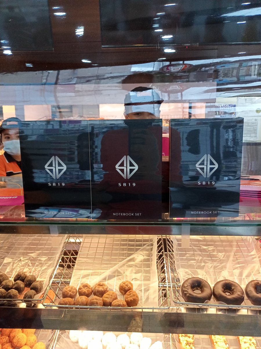 Lxtwit19's tweet photo. So habang bumibili ako ticket sabi ni kuya may Journal pa daw. Marami pa daw journal kasi di daw nakapaglagay nung banner. 

Dito po sa Zen tower Dunkin Donuts dami pa po . Ubusin niyo na heuheueu 

@SB19Official #SB19 https://t.co/nfxIXKpWRb