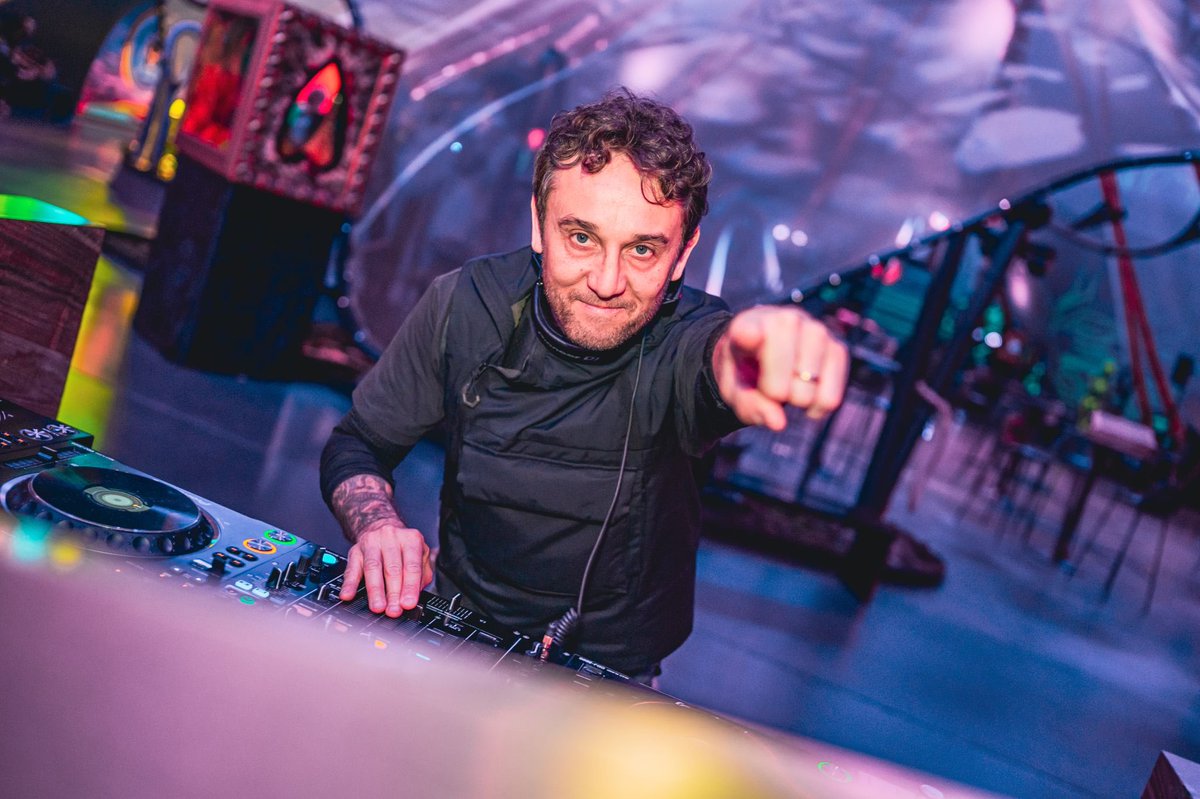 oddwoodbar's tweet photo. Getting CLOSER on Monday nights with @Flashmob_Dj …
📸: @BrightLightDA
#oddwoodbar #lasvegas #area15 #meowwolf #specialtycocktail #void #voidacoustics #house #techno #industrynight #industrymondays #industry #april #djshifta #butane #flashmob #doorly https://t.co/jJ48QqDGLM