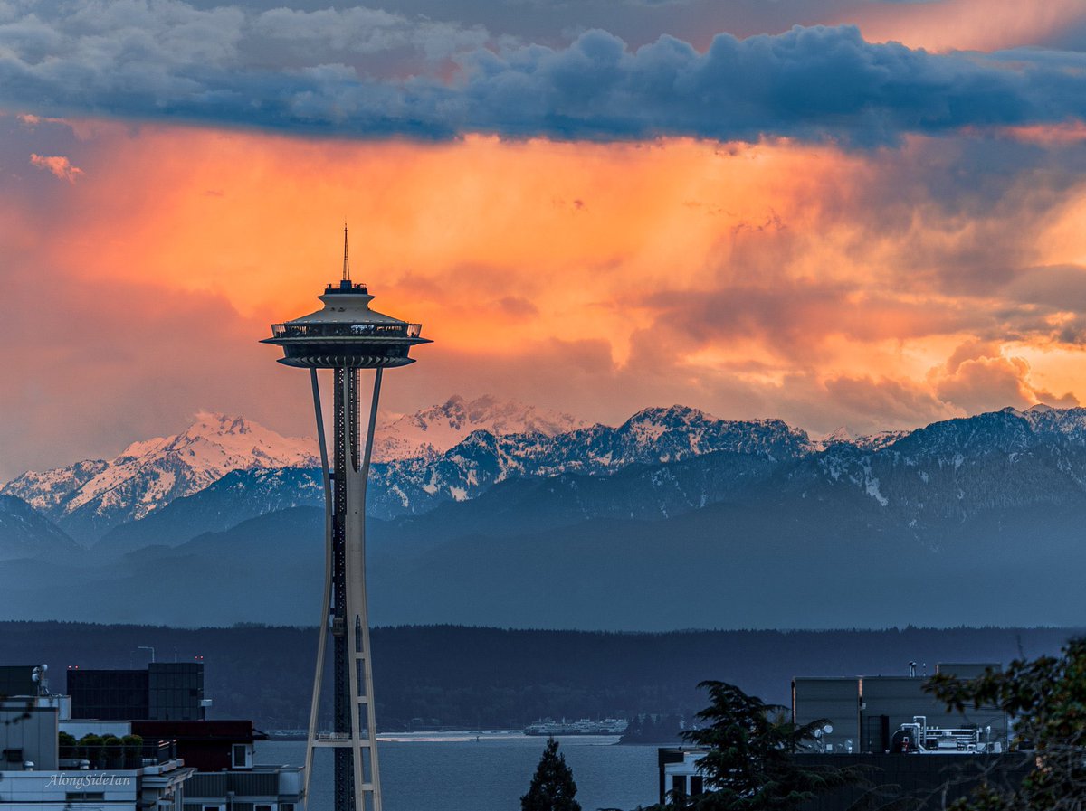 Seattle is showing off! 🏔☀️ Beautiful shot of the Olympic Mountain Range last night!

Great photo by: <a href="/alongsideian/">Ian Kennedy</a> 📷 #seattle #pacificnorthwest #olympicmountains