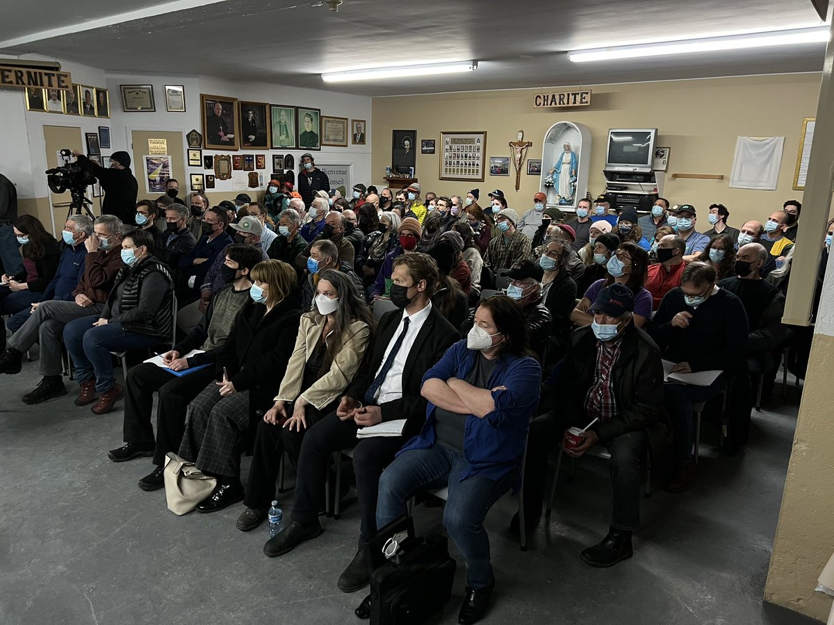 JFDeschenes's tweet photo. Les environnementalistes sont majoritaires et bien visibles à la 1re soirée publique de la Commission indépendante sur les caribous forestiers et montagnards à Ste-Anne-des-Monts. Le 17 mai, la Commission sera à Baie-Comeau #iciest https://t.co/Qhyfvj4ypv