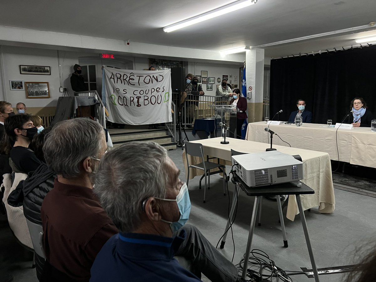 JFDeschenes's tweet photo. Les environnementalistes sont majoritaires et bien visibles à la 1re soirée publique de la Commission indépendante sur les caribous forestiers et montagnards à Ste-Anne-des-Monts. Le 17 mai, la Commission sera à Baie-Comeau #iciest https://t.co/Qhyfvj4ypv