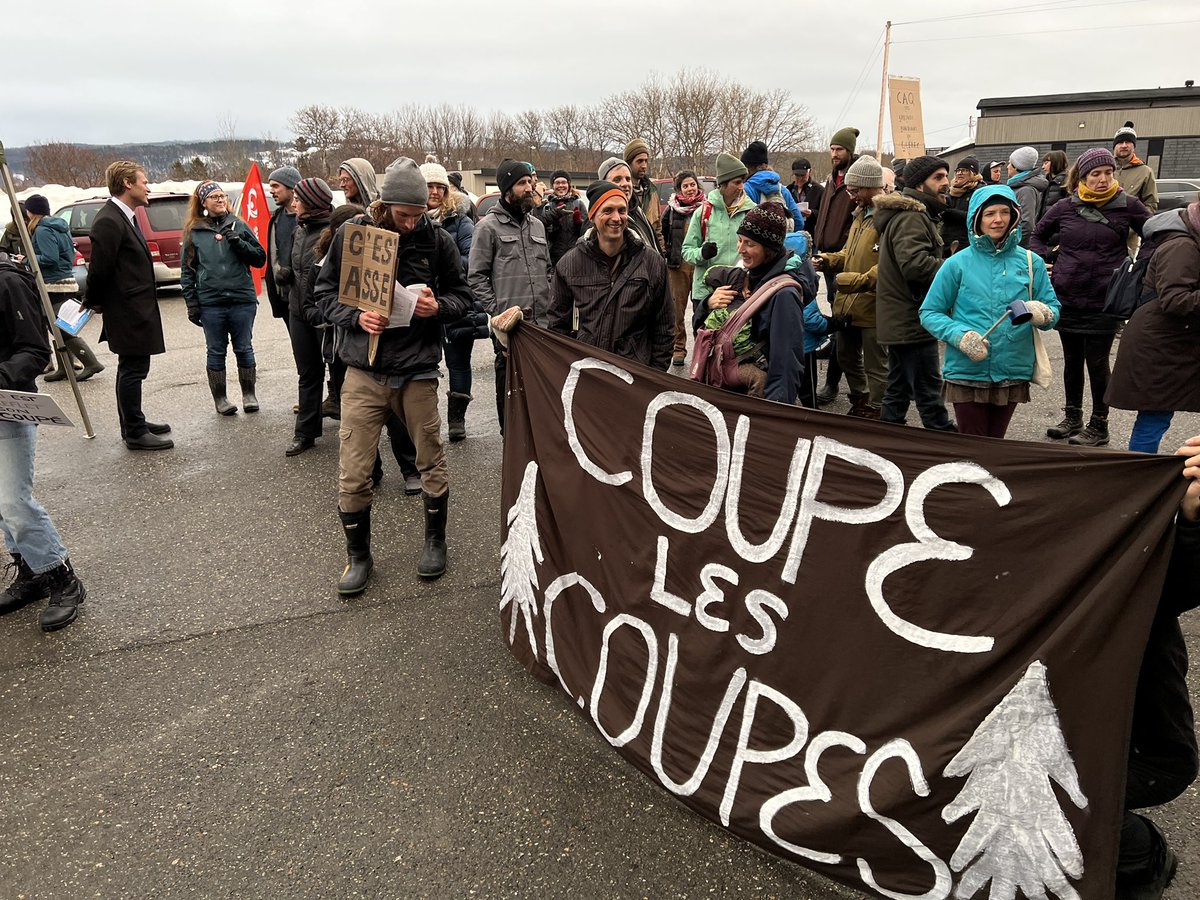 JFDeschenes's tweet photo. Les environnementalistes sont majoritaires et bien visibles à la 1re soirée publique de la Commission indépendante sur les caribous forestiers et montagnards à Ste-Anne-des-Monts. Le 17 mai, la Commission sera à Baie-Comeau #iciest https://t.co/Qhyfvj4ypv