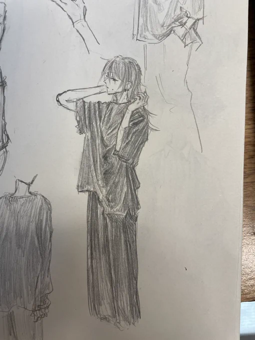 用oc练习衣服褶皱。参考的ig上的模特 
