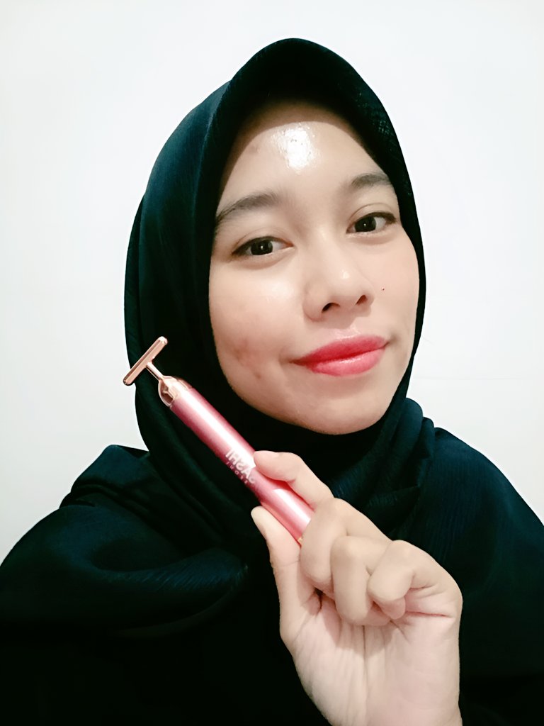 rizsachan's tweet photo. Pijat - pijat wajah pakai face roller dari @sashiseoul ngga cuma relaksasi, ternyata face roller banyak manfaatnya lho. Apa aja sih manfaatnya, simak reviewku yuk !

─ SASHI 3 in 1 Face Lifting Vibration

#NewSkinWithSASHI #GotoGlow #SASHISeoul #racuninskincare https://t.co/hpyHnhtcqz