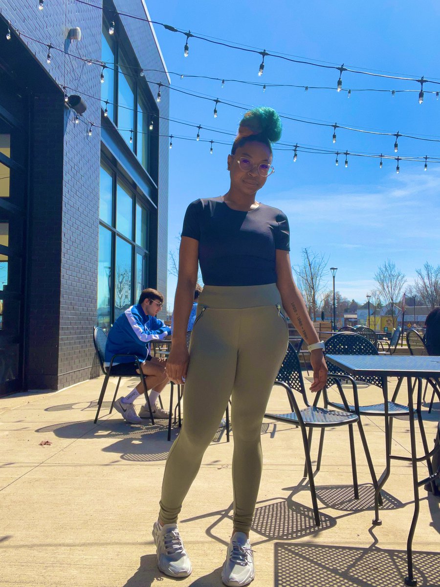 _looot's tweet photo. #sexytoddlerteacher
#ootd
#twitterseenitfirst
#facecardmaxedout 😂
#colorblock https://t.co/CdNPUI4usH