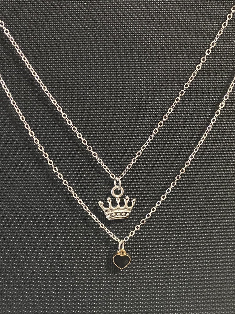 MagicOwlStudios's tweet photo. New “King of My Heart” necklace now available! 

There are 5 colours available: black, red, blue, pink and white. 

https://t.co/bKqGWSihnV

#TaylorSwift #reputation https://t.co/DHX6wwzIIT